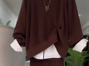 🤎 Cozy Elegance: Brown Oversized Sweater with Matching Pleated Skirt & Purse